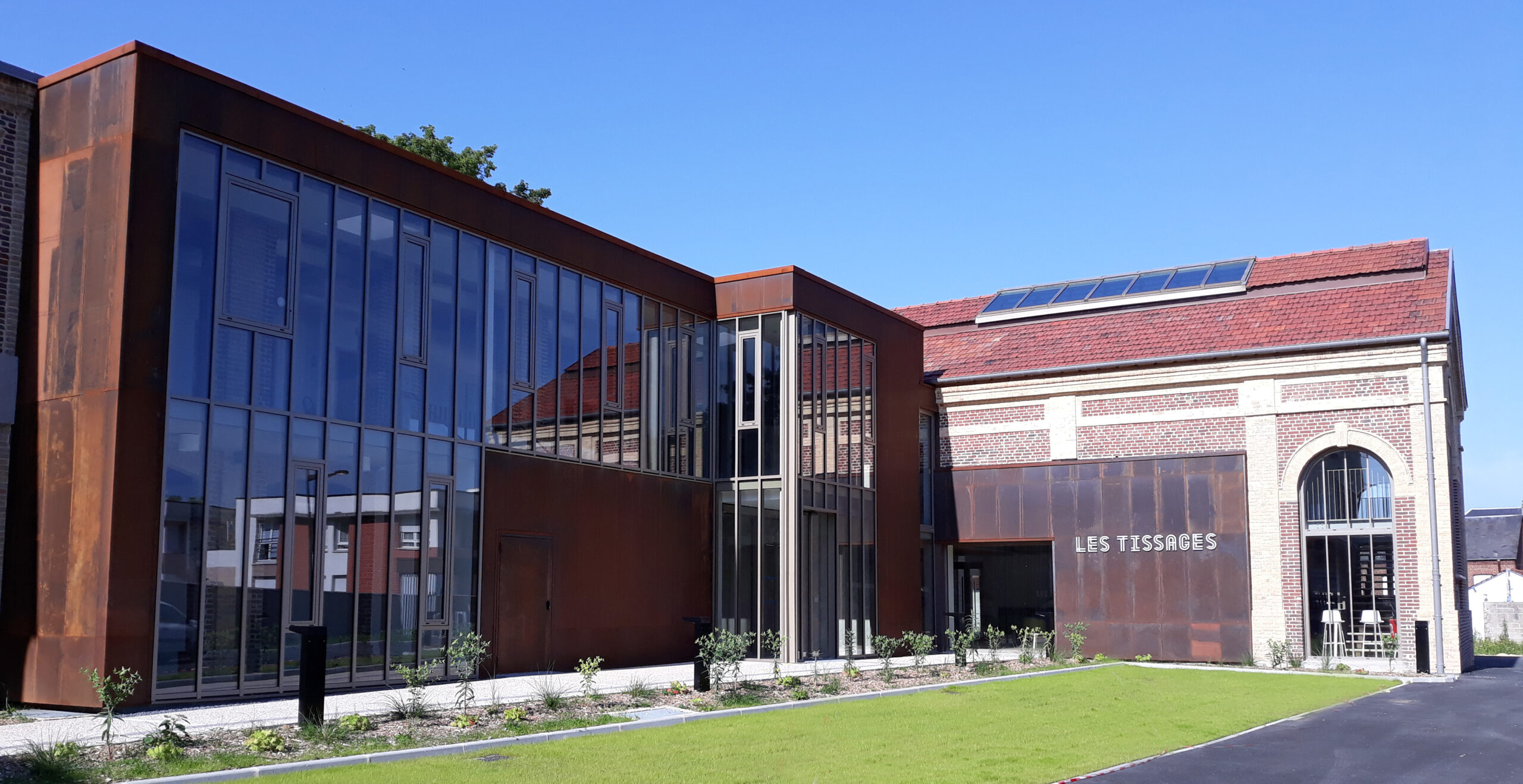 Lanimea-ECOLE-Lanimea-exterieur-entrée-Tissages